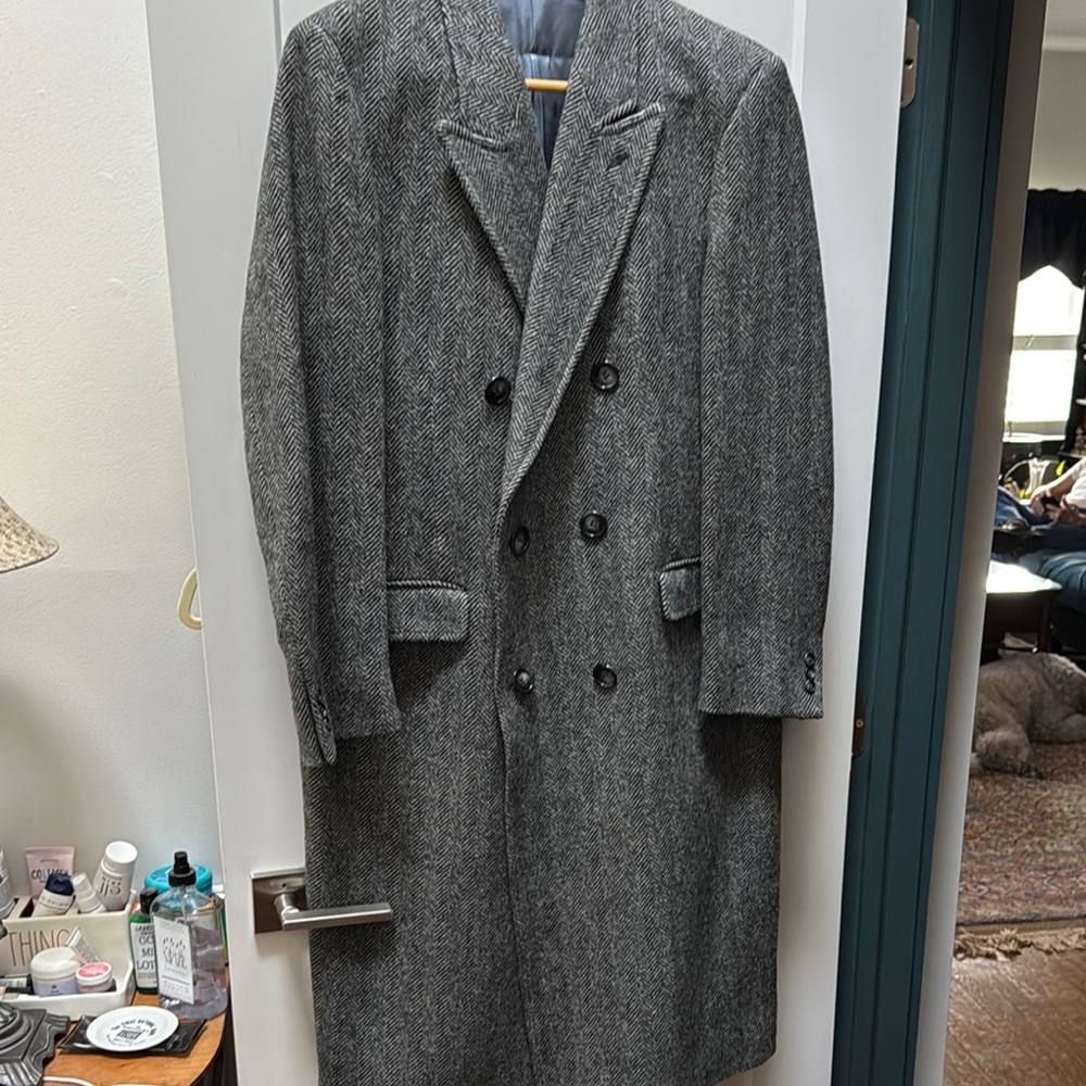 Gray Trench Coat with Wide Lapels and Structured Shoulders